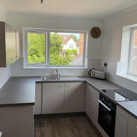Large 2-Bedroom Maisonette With Free Parking トゥイキナム エクステリア 写真