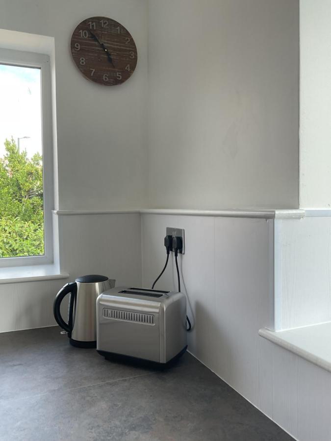Large 2-Bedroom Maisonette With Free Parking トゥイキナム エクステリア 写真