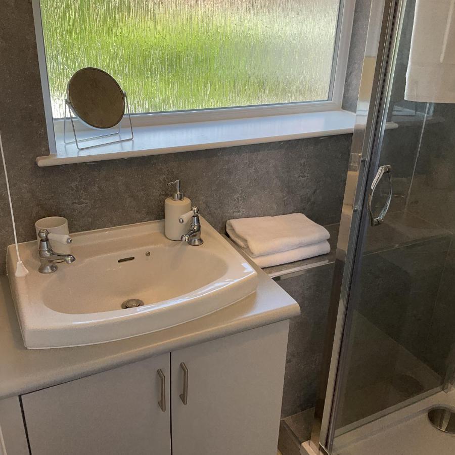 Large 2-Bedroom Maisonette With Free Parking トゥイキナム エクステリア 写真