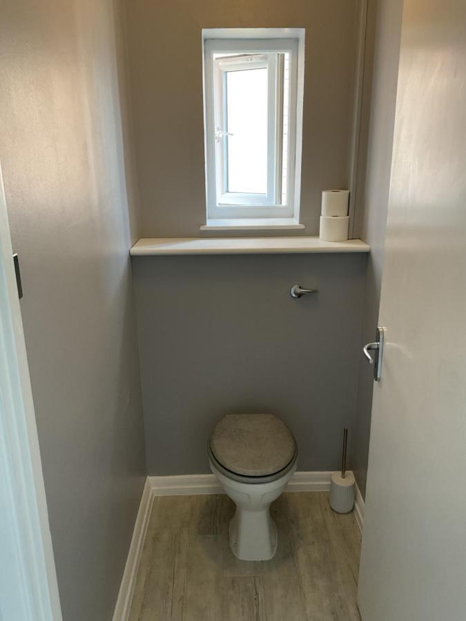 Large 2-Bedroom Maisonette With Free Parking トゥイキナム エクステリア 写真